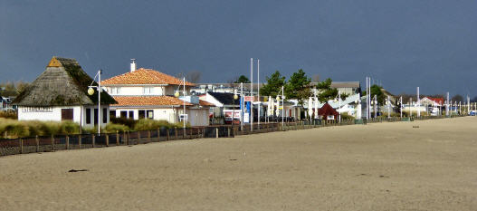 Dahmer Nordstrand von der Seebr&uuml;cke aus fotografiert