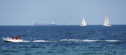 kleine Boote und gro&szlig;er Pott